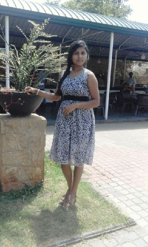 Sri Lankan sexy girl loves to show her sexy body