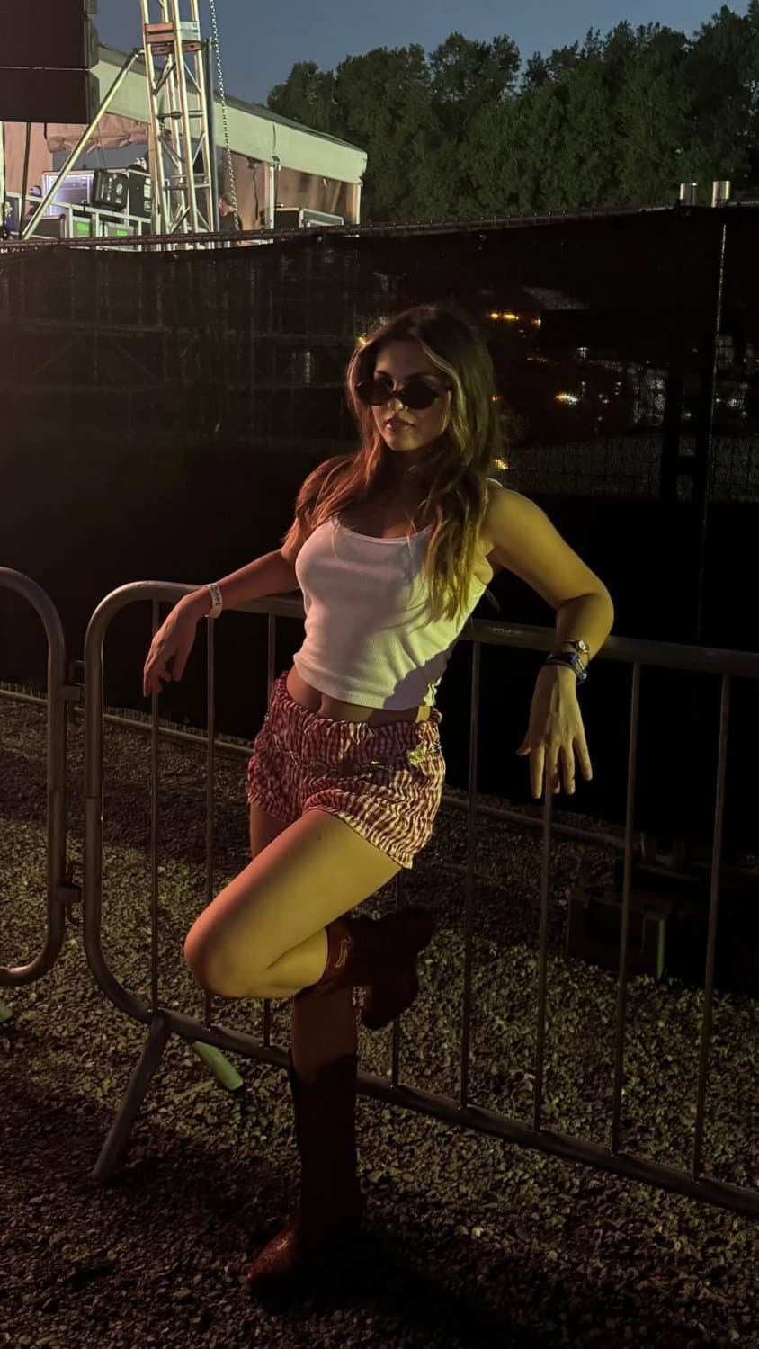 College guy with big muscles started kissing this slut before lifting shirt and sucking her titties