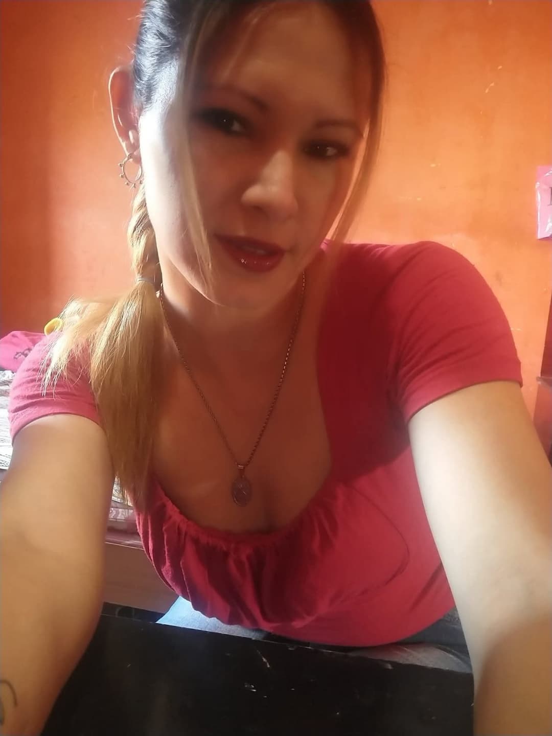 (Que suerte) pensó el alumno graduado de secundaria mientras la maestra se lo chupa