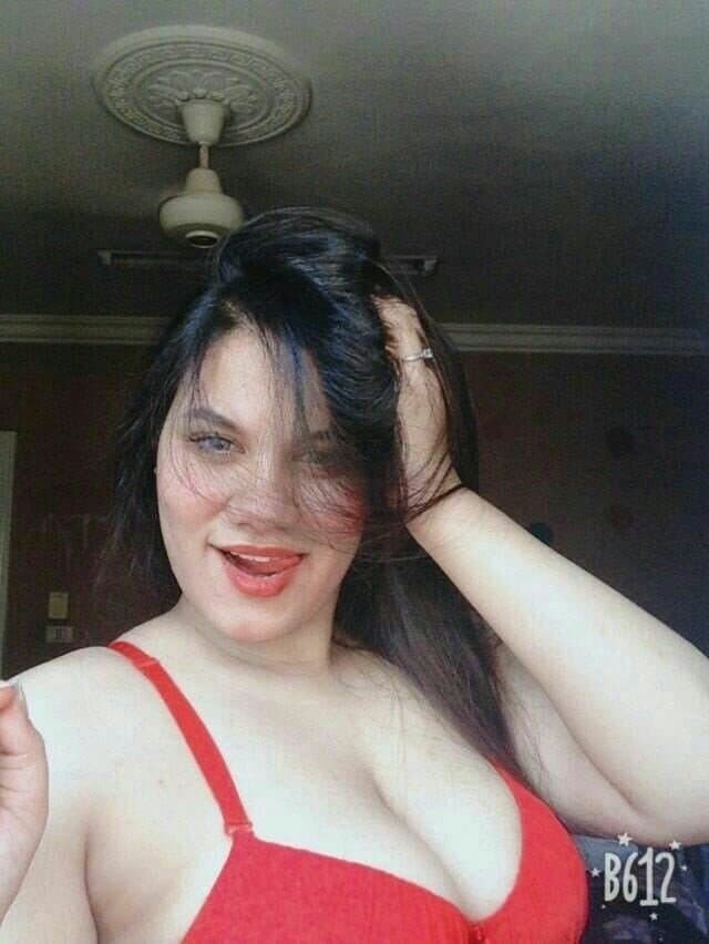 Click to view full size Arab milf Show her boobs and booty ???