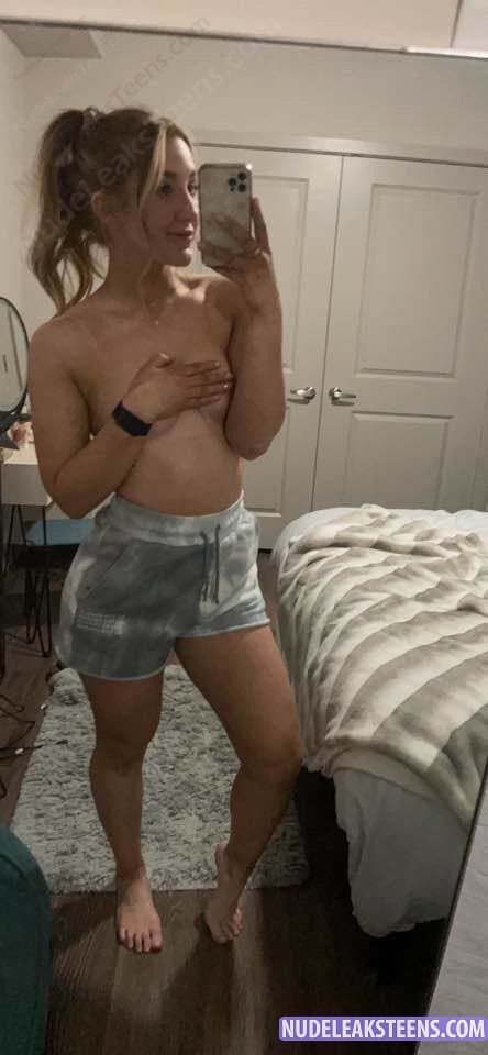 This bitch touching her pussy on snapchat