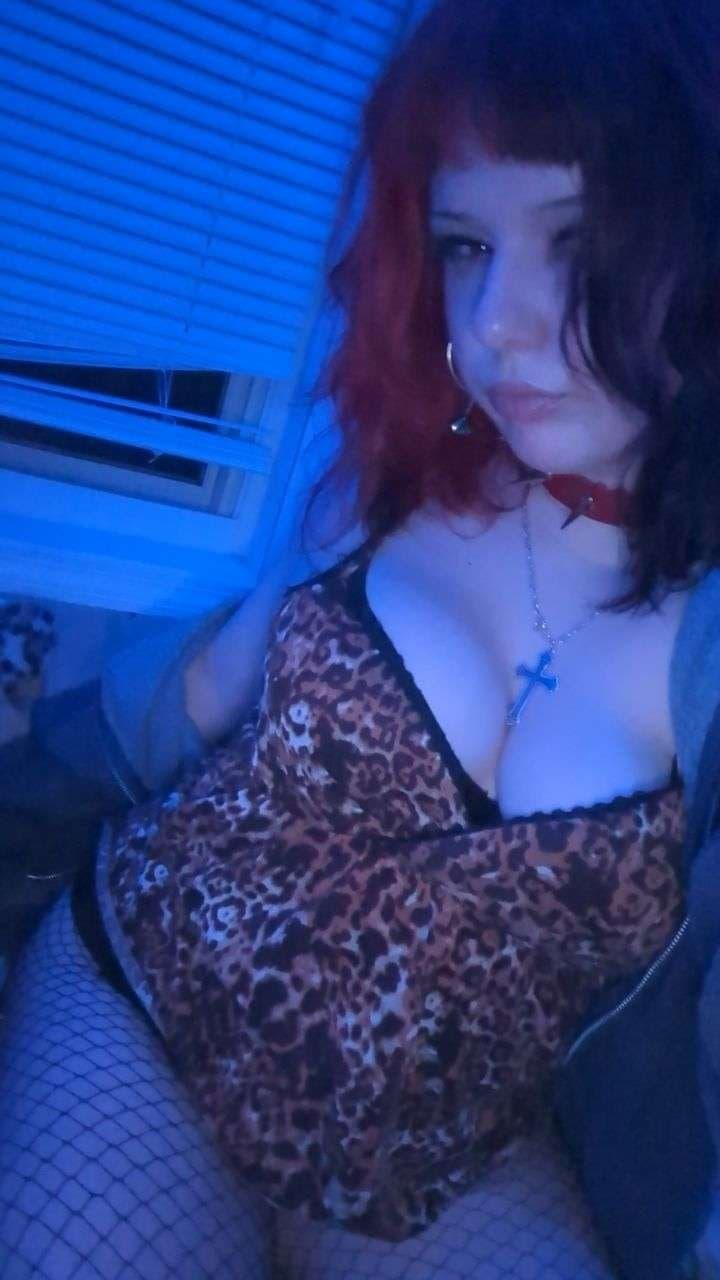 Sexy goth egirl from Discord p1