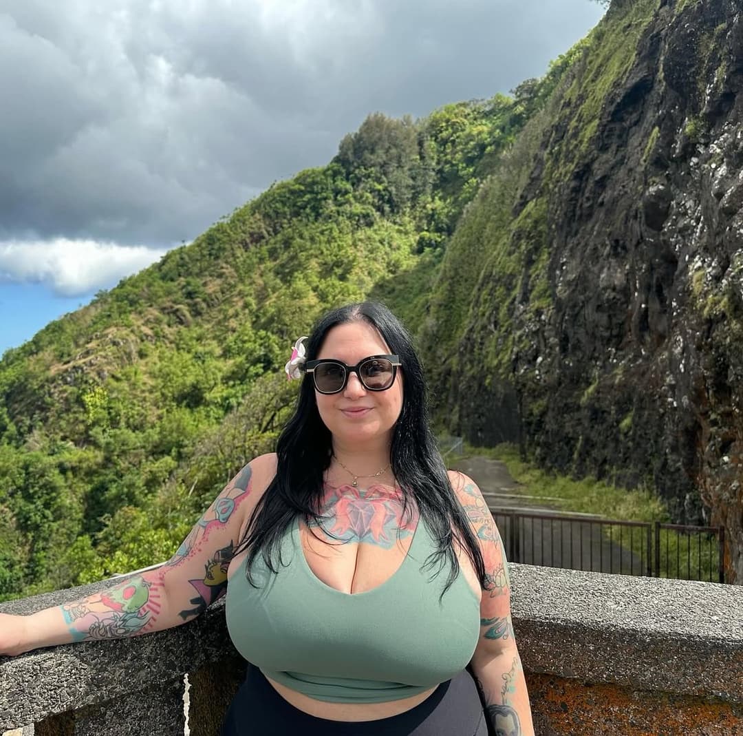 Big tits bbw goth slut