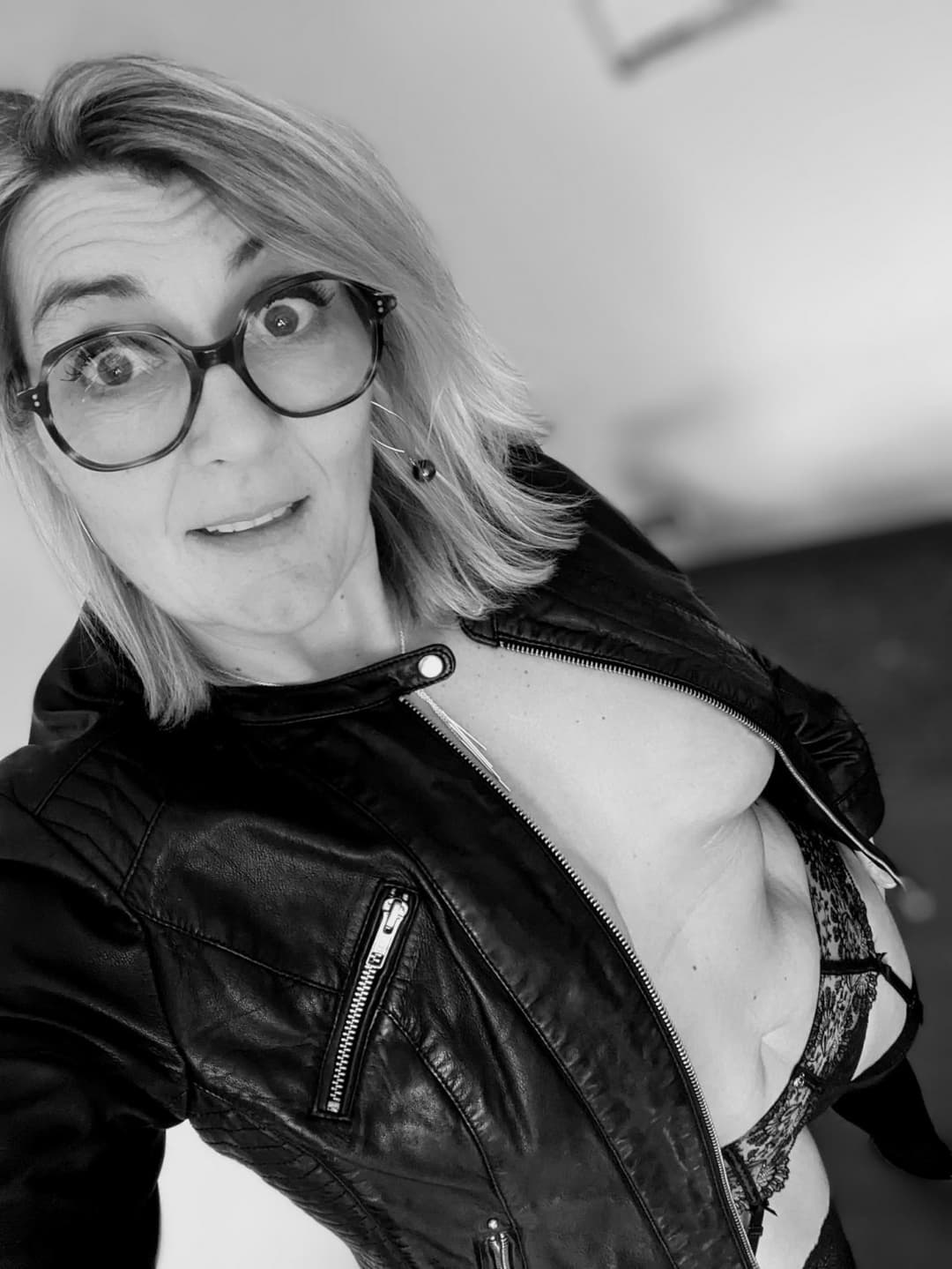 Secretaire salope se masturbe au bureau (France)