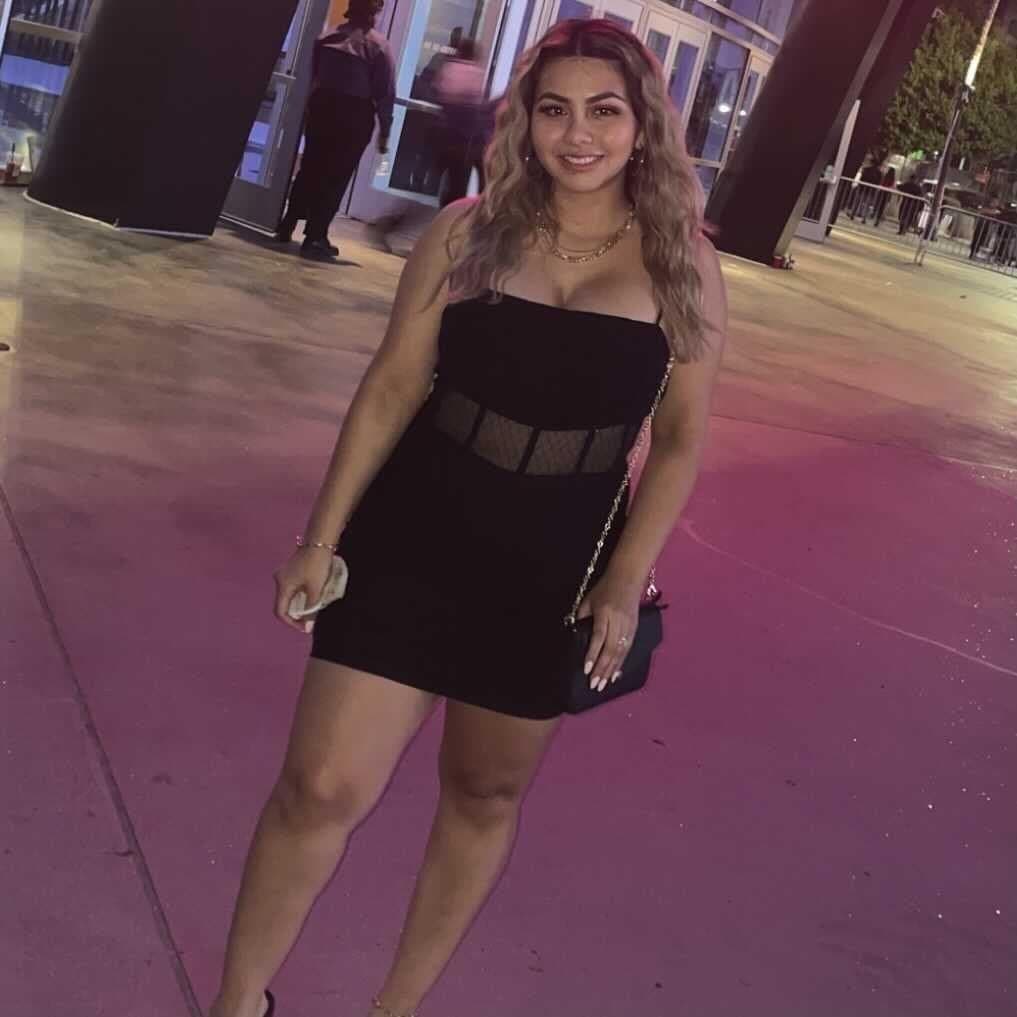 Latina milf with small waist big hips