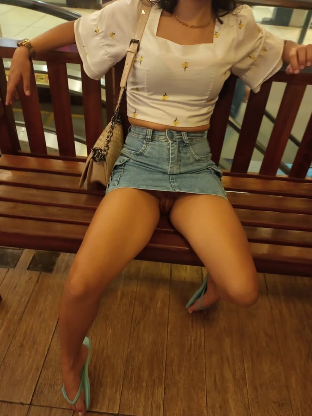 Sem calcinha no shopping