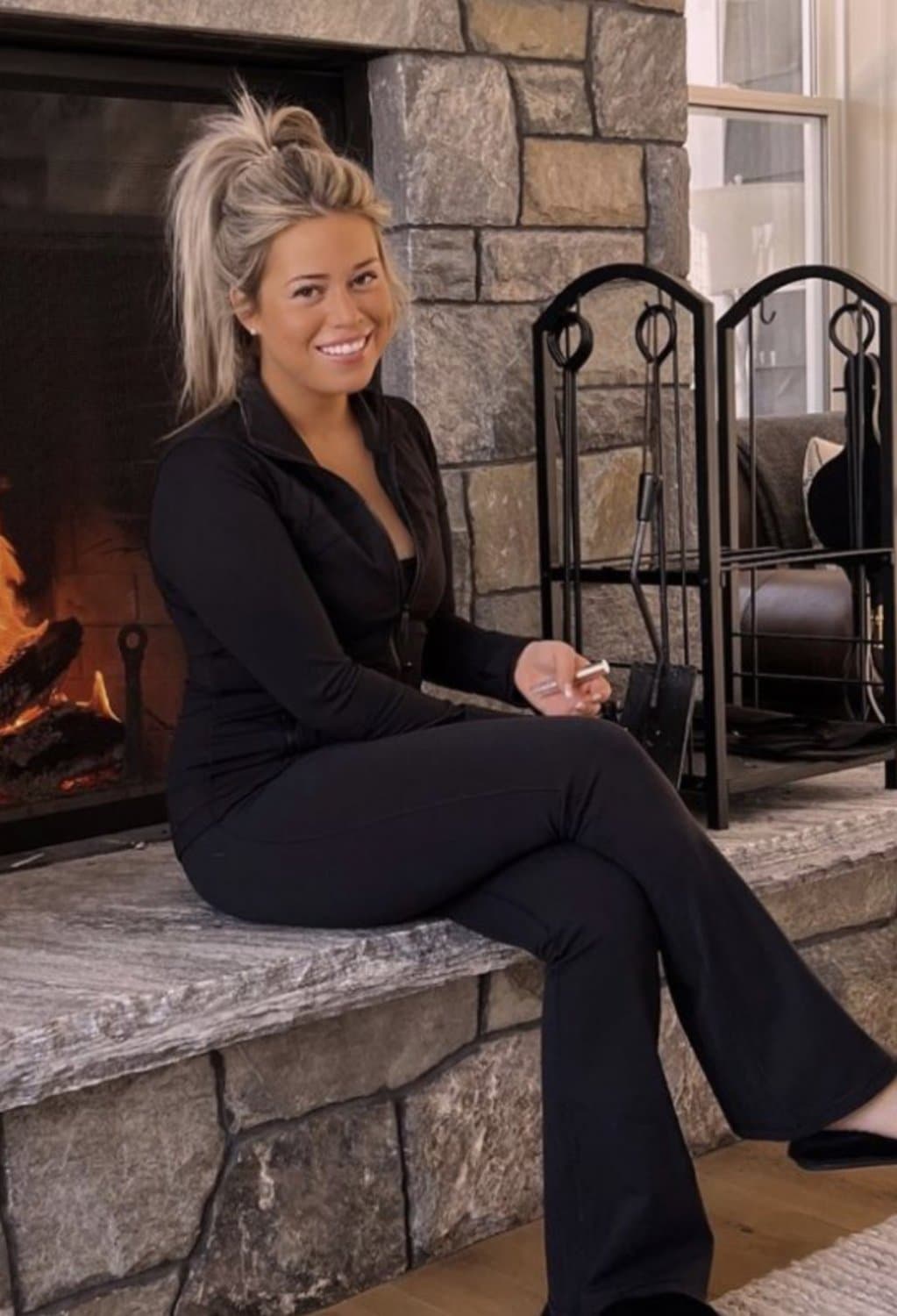 Drunk snowbunny whore needs another pearl necklace & one on her feet. Jizz necklaces