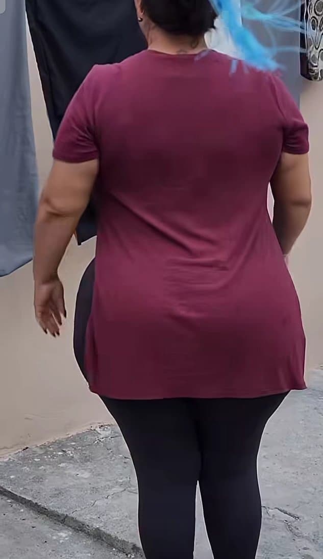 Señora infiel cabalgando verga del vecino mientras su esposo no está pero eso antes tiende la ropa