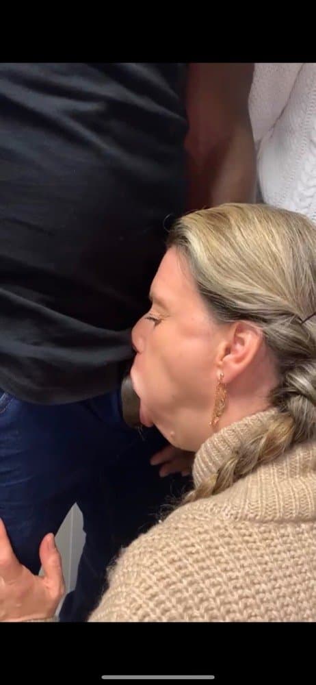 Amateur French milf sodomized in her livingroom (family pics in the background)