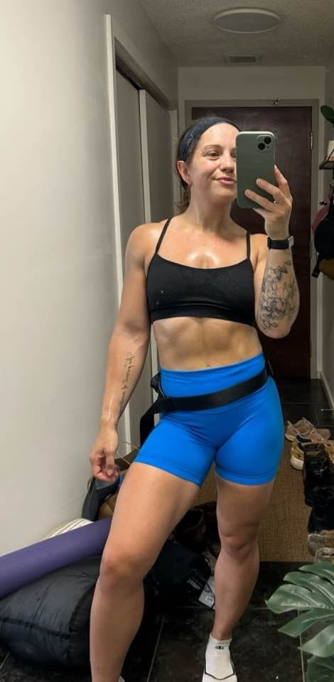 Sexy KIK slut shows off her fit body