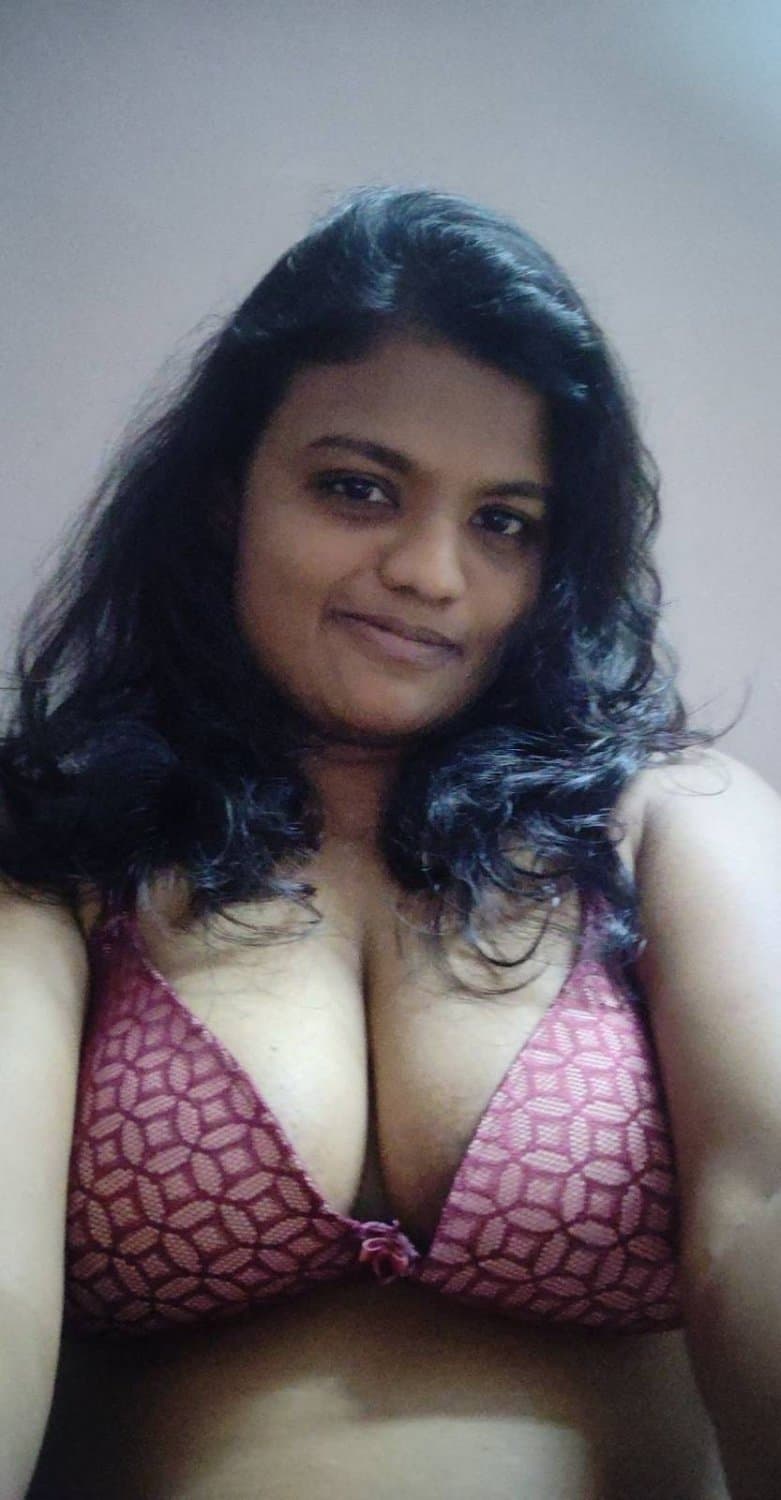 Famous Indian Webslut Likes to Show Off