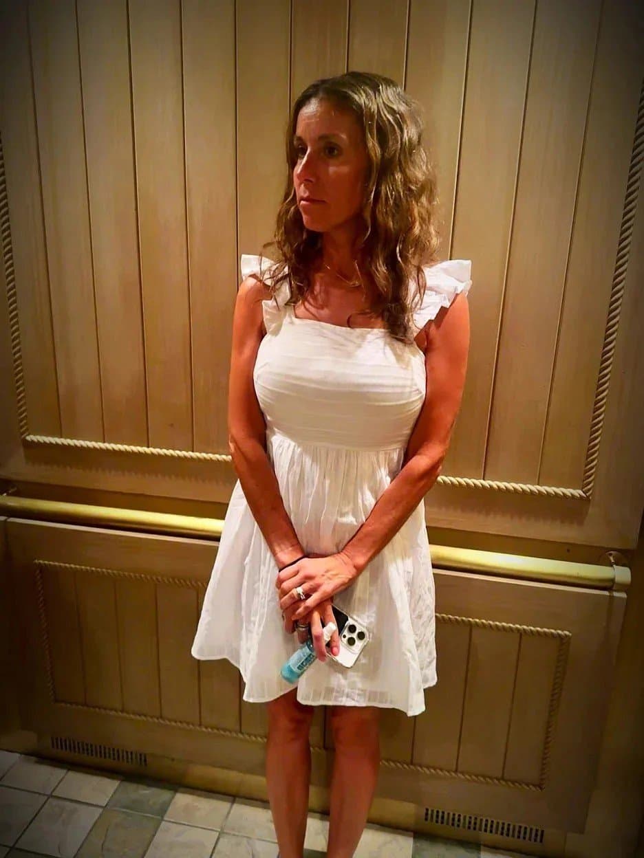 big mommy tits and tanlines on this slut...."lizzy" deserve to be shared