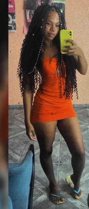 Morena da favela exibindo o quanto ela é cachorra