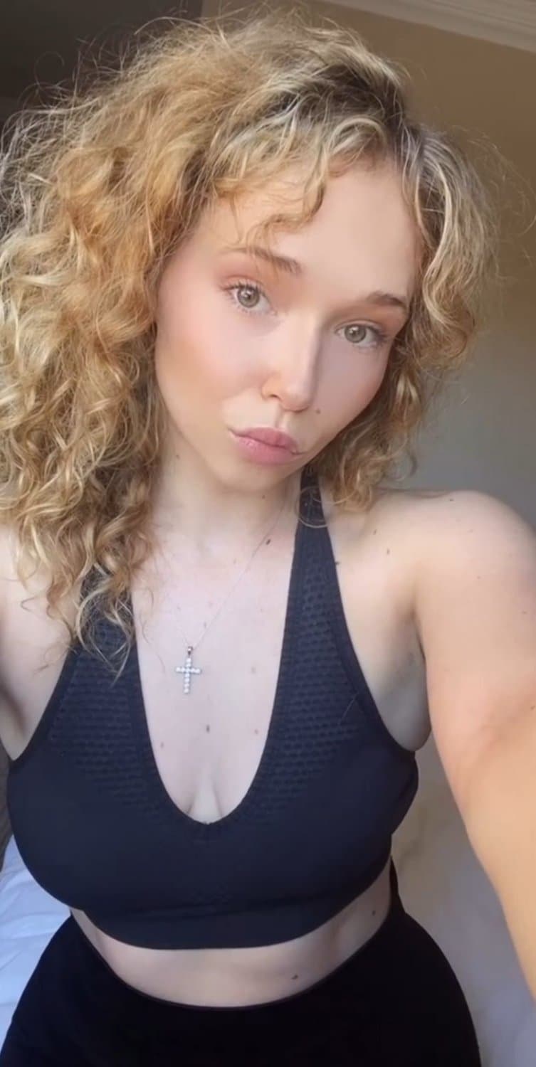 30 year old Kiera from the UK Is a white pawg who loves to show off her pawg ass and big tits