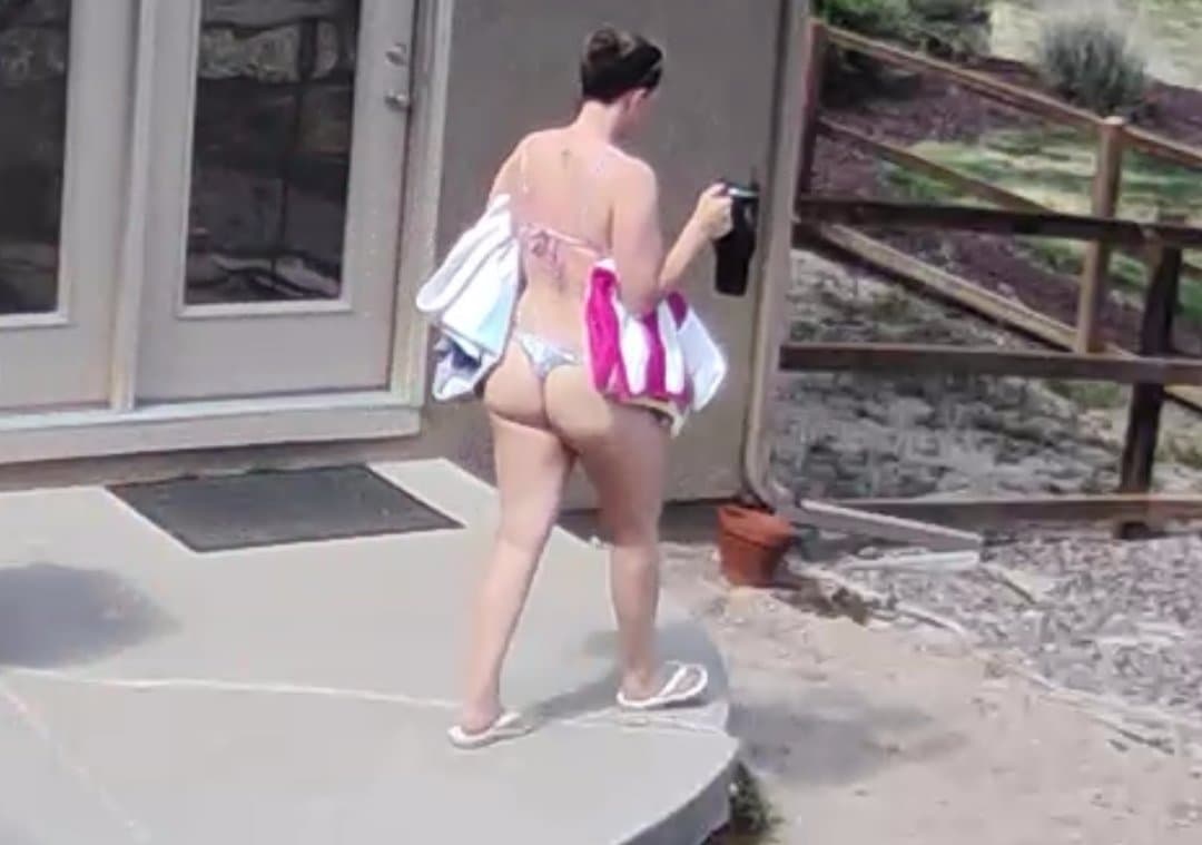 Slim thick ass slut with hourglass measurements. 34-29-41