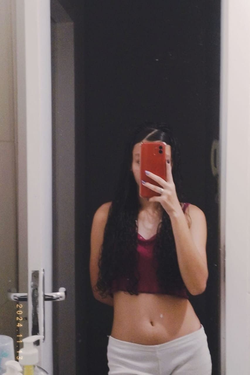 Novinha branquela pagando boquete até gozarem gostoso na boca dela ?