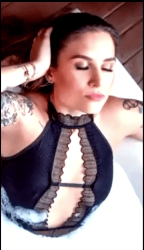 De jeans apertado nas fotos casada olhou pro fotógrafo e pediu goza