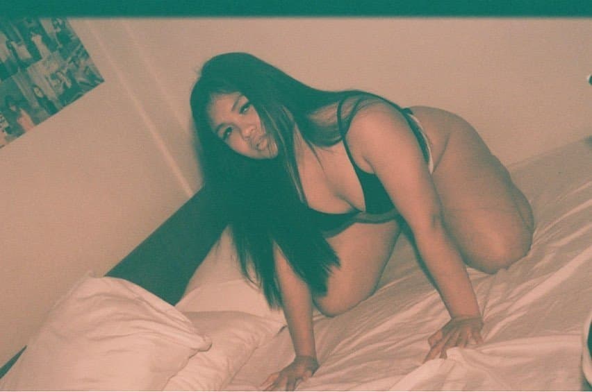 one of my favourite fitness bodybuilder girl, her friend also hot. Now she start make sexy photo