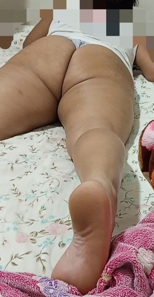 Click to view full size Flagra da bundona da esposa de calcinha