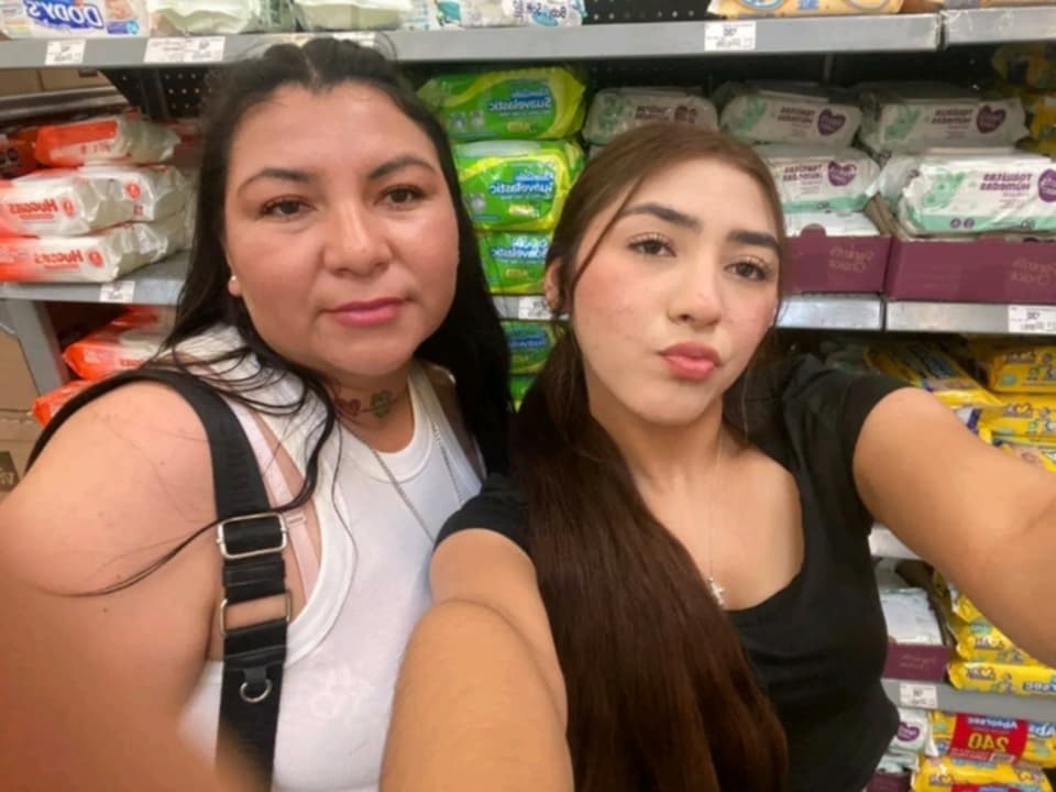 Mi novia Dallany y mi suegra milf chupando pene, alguien le hace tributo??