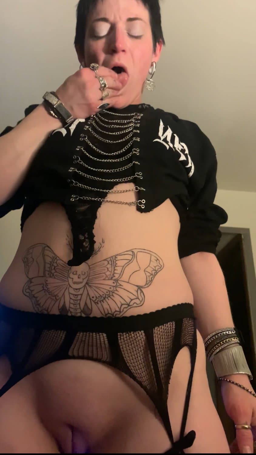 Michigan Emo milf gets pleasure from making me feel good