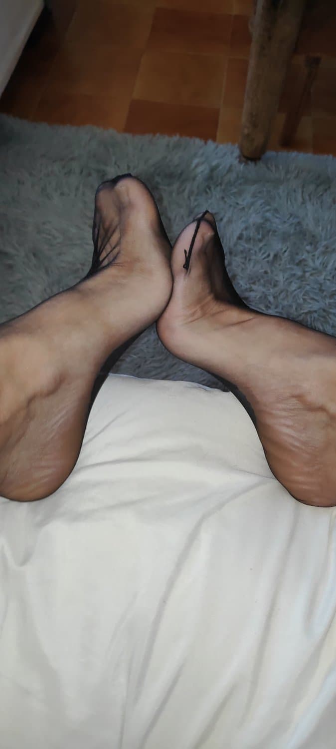 Click to view full size male feet tease