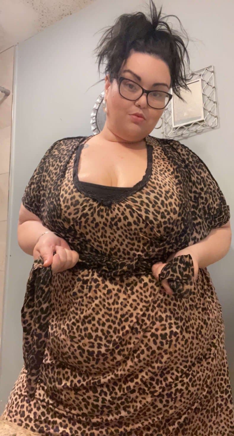 Shannashowing off her fat ass curves & getting fucked