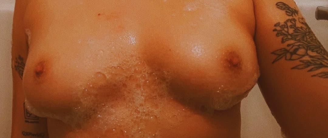 Young hipster slut plays with her pussy like daddy told her to