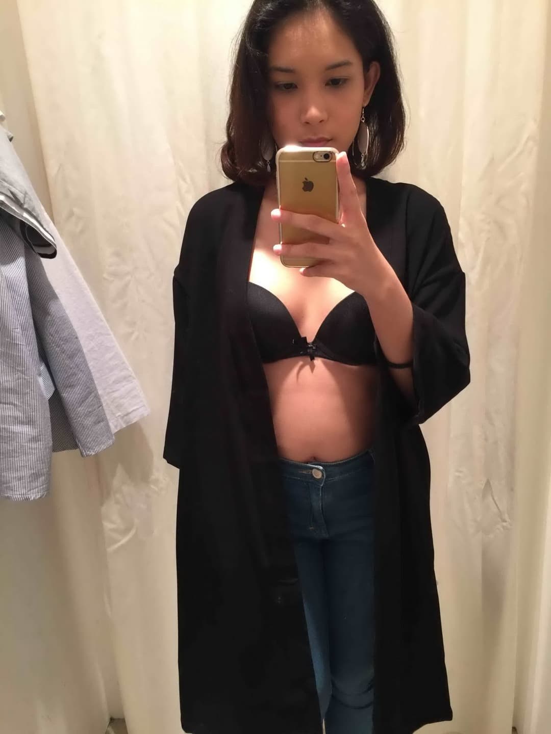 Singapore office lady can’t resist nude selfie in the changing room