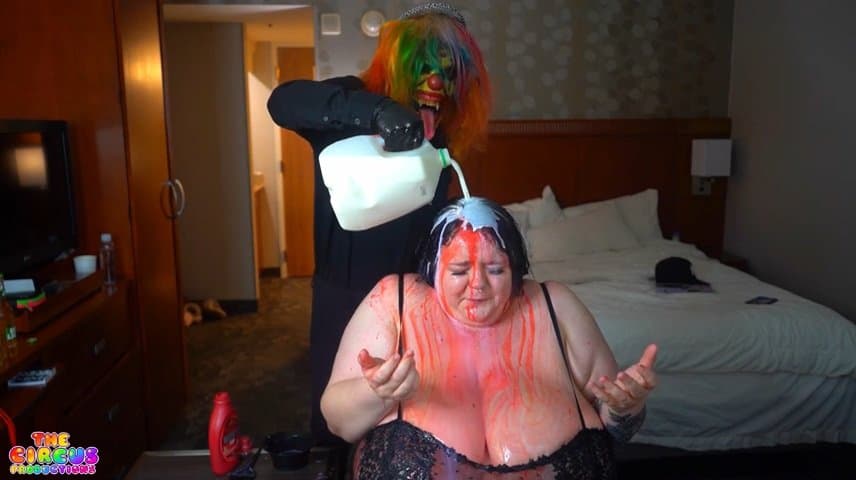 These hoes lettin this clown mf do anything lol