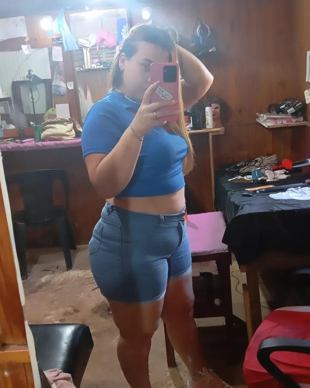 Linda gordibuena ig. Buscare sus fotos qe aparece en microtanga