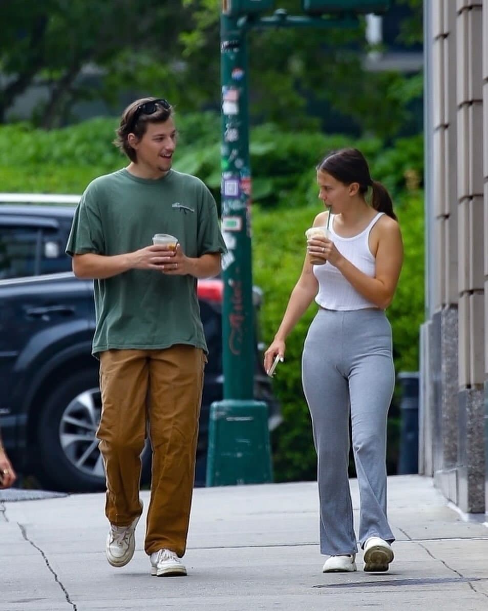 A vagabunda precisa ser segurada e engravidada na frente do marido
