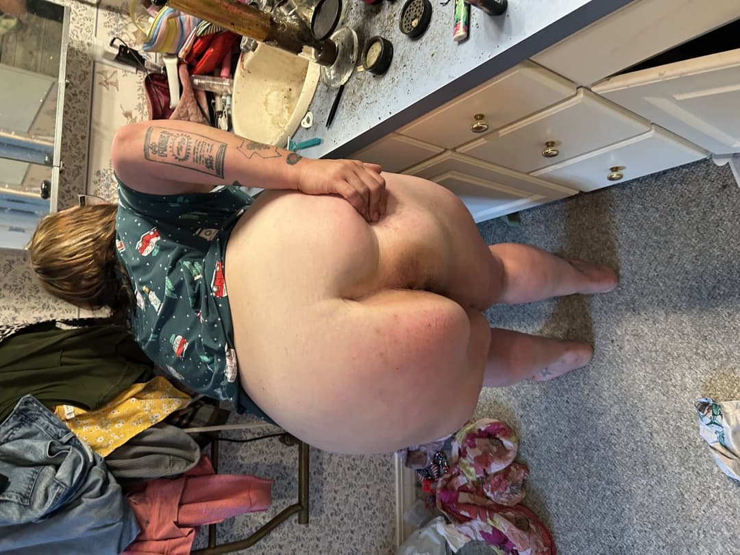 Kyla Shows Off Her Shaved Twat