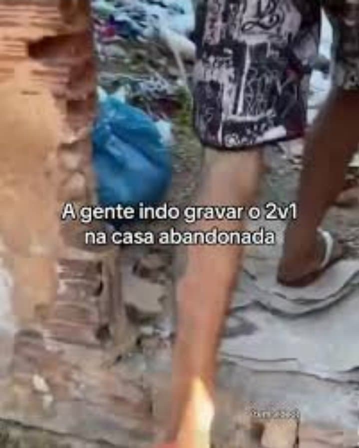 2v1 na casa abandonada- Ela liberou para 2 numa casa abandonada e no final apanhou para a mãe