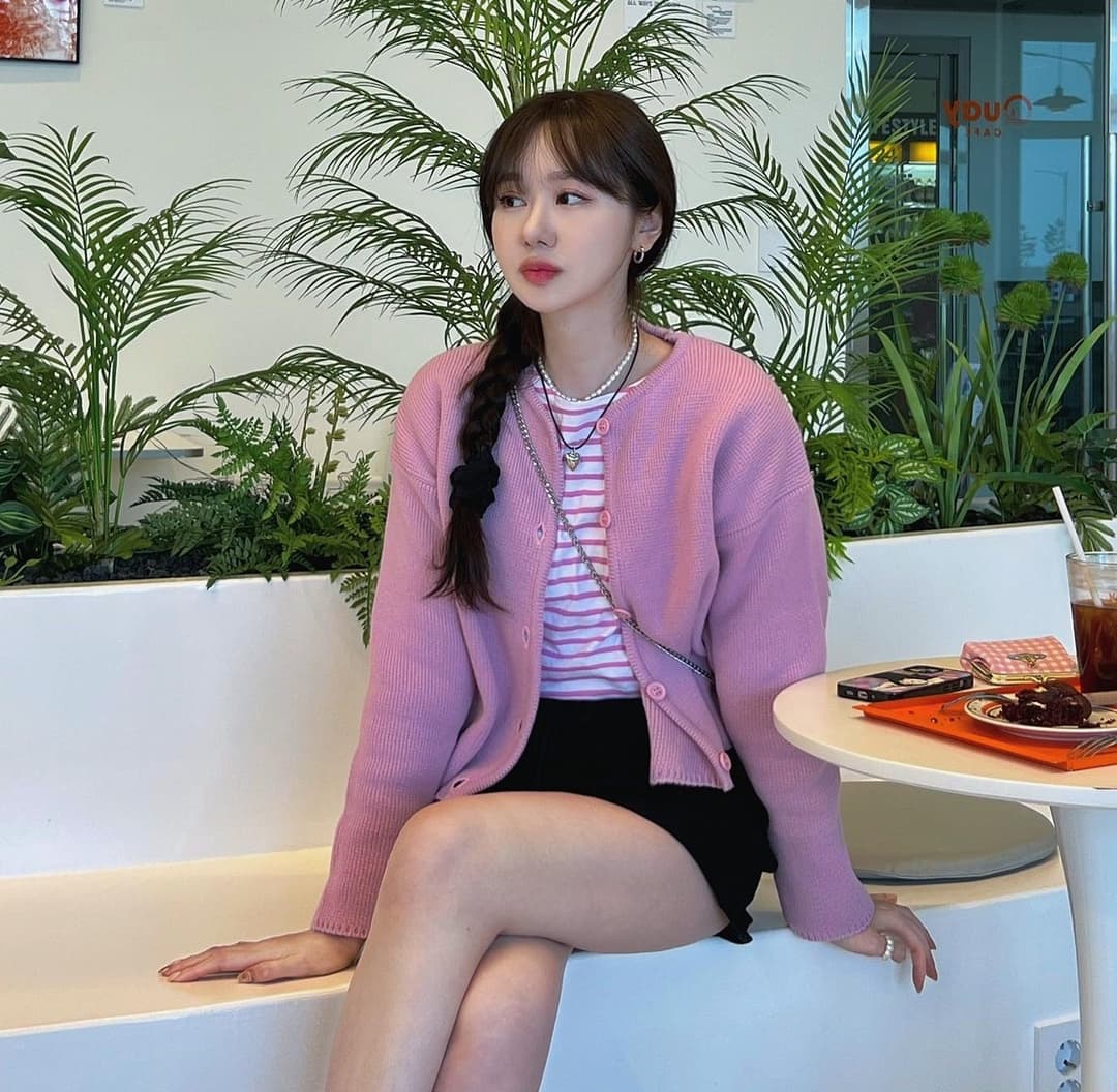 Pretty Hot Asian married woman having sex with another man and leaked