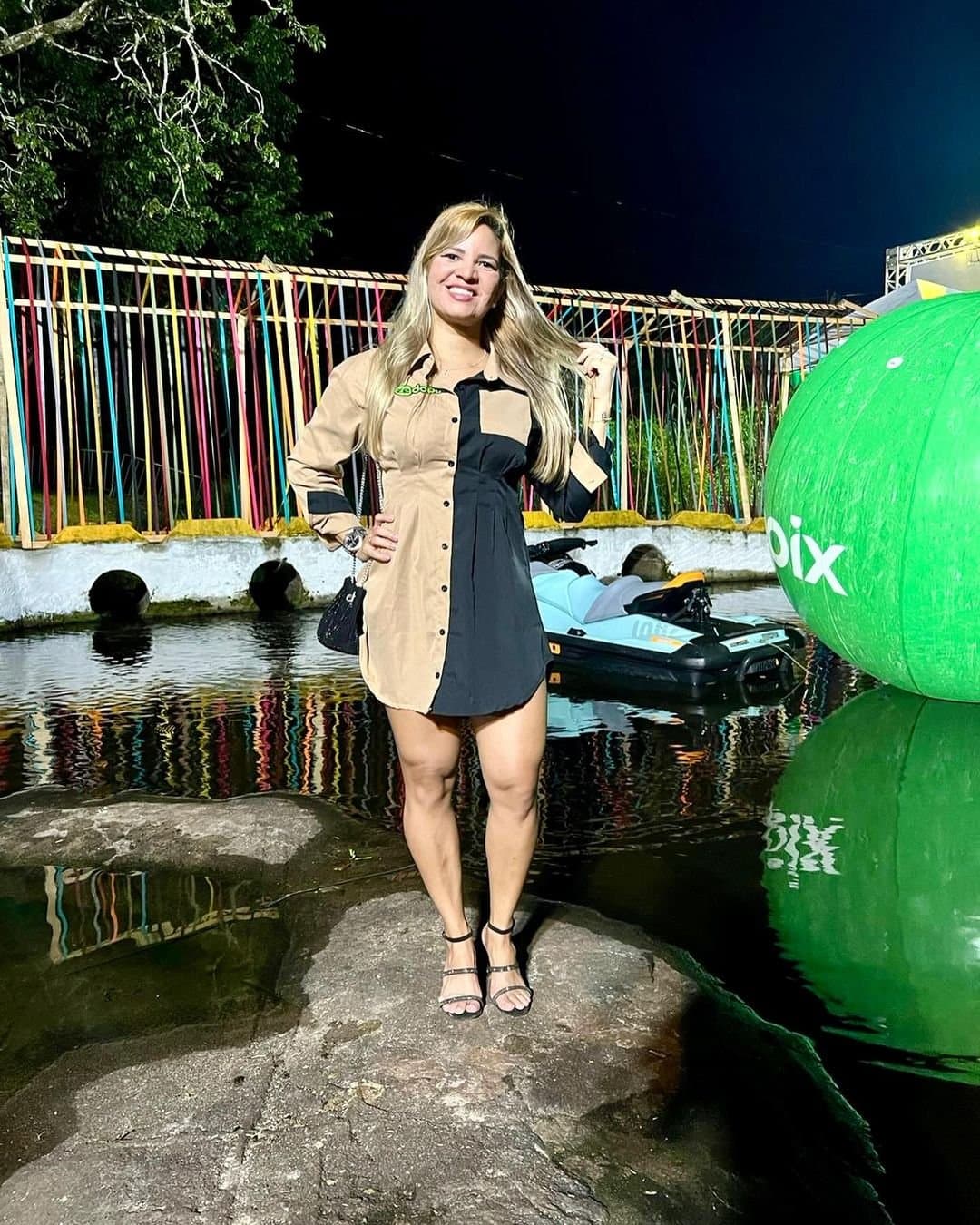 Marido da Rafinha fala que todos bate punheta para ela olha a risadinha dela que saber disso também