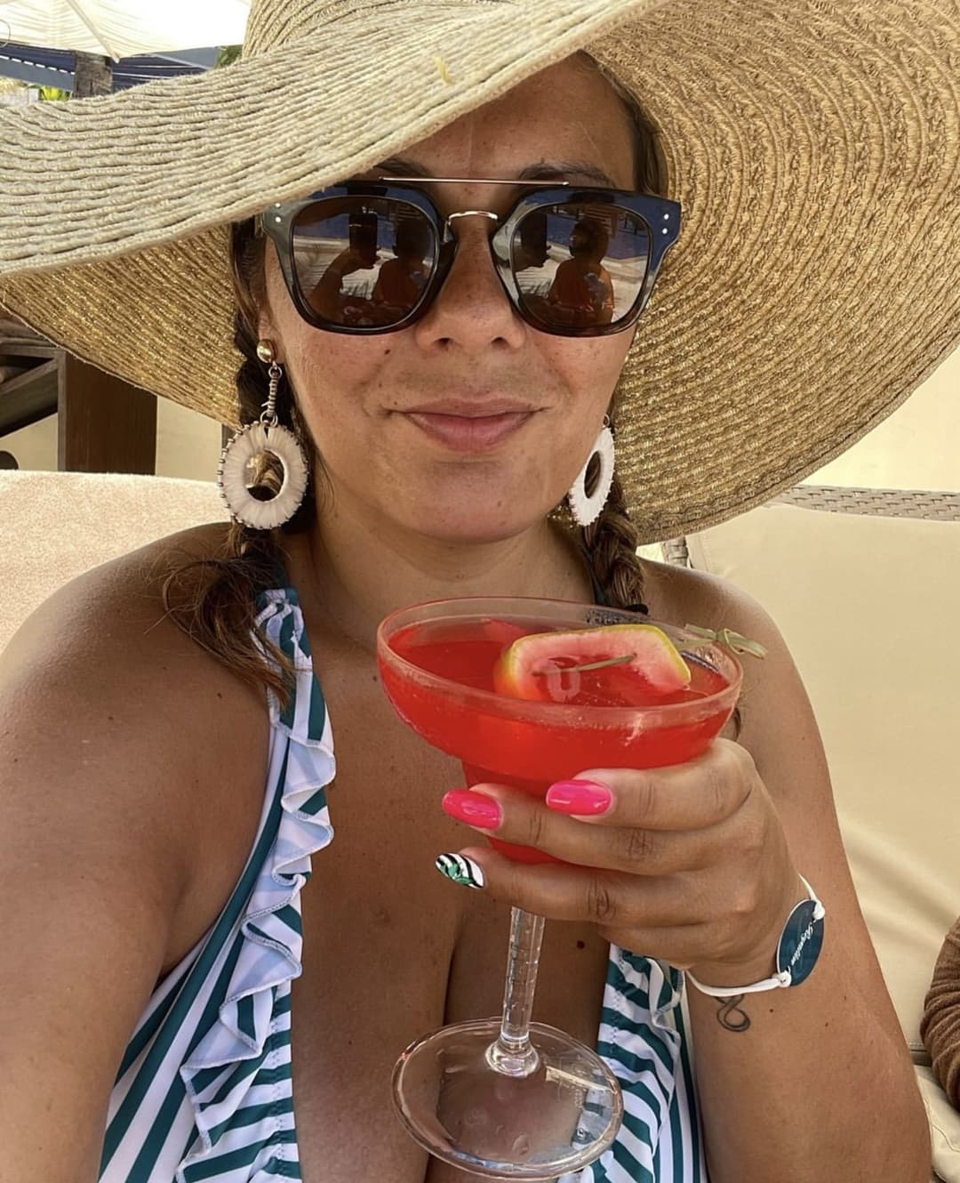 Milf with pretty feet and big melons