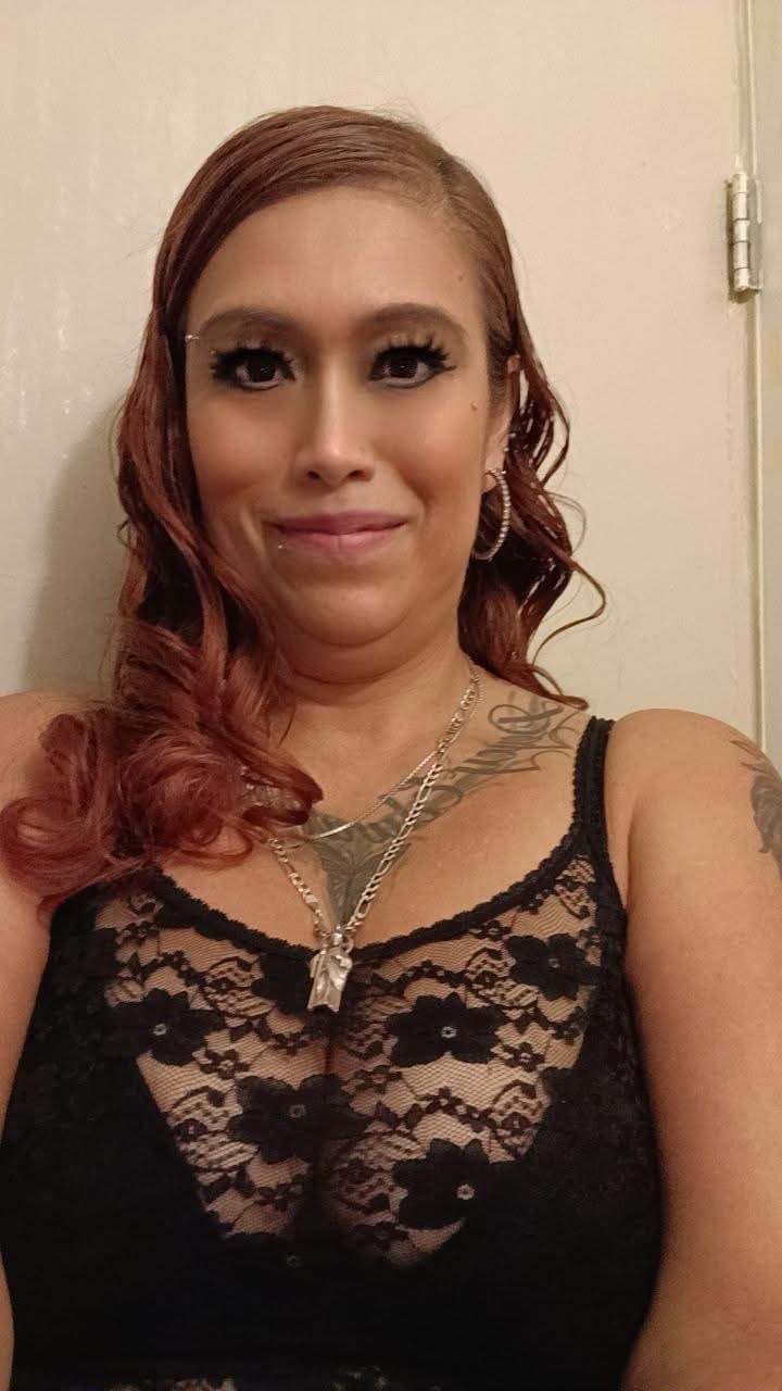 Latina milf rubs her pussy on video chat Caliente Madura quemada por video chat