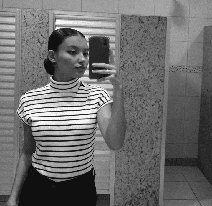 Novinha magrela dando e pagando boquete até gozarem nela!! Branquinha safada