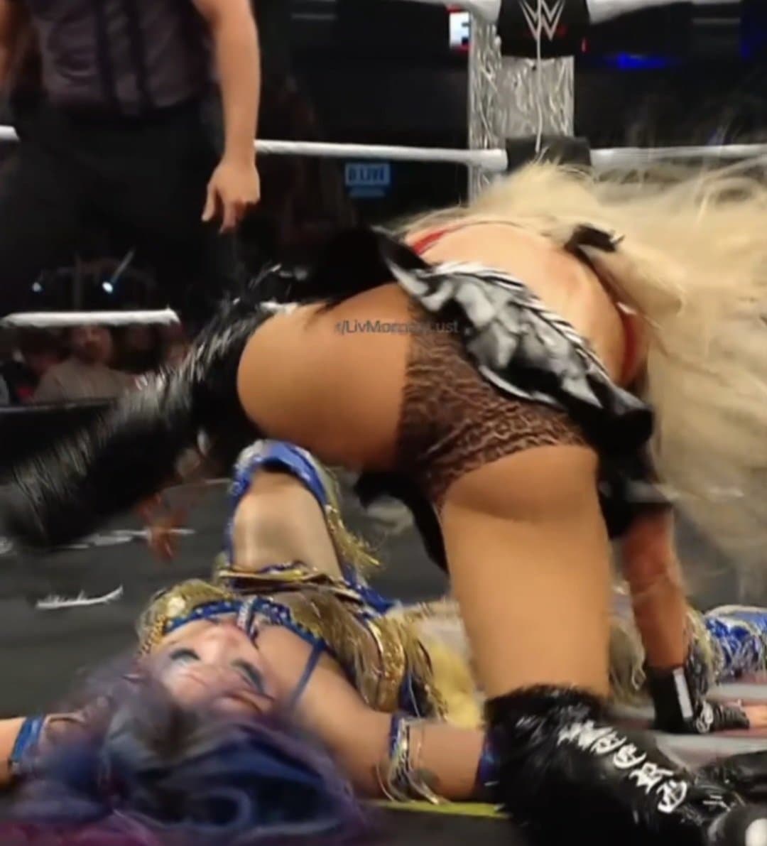 Liv Morgan y sus calzones de estampado de leopardo ????