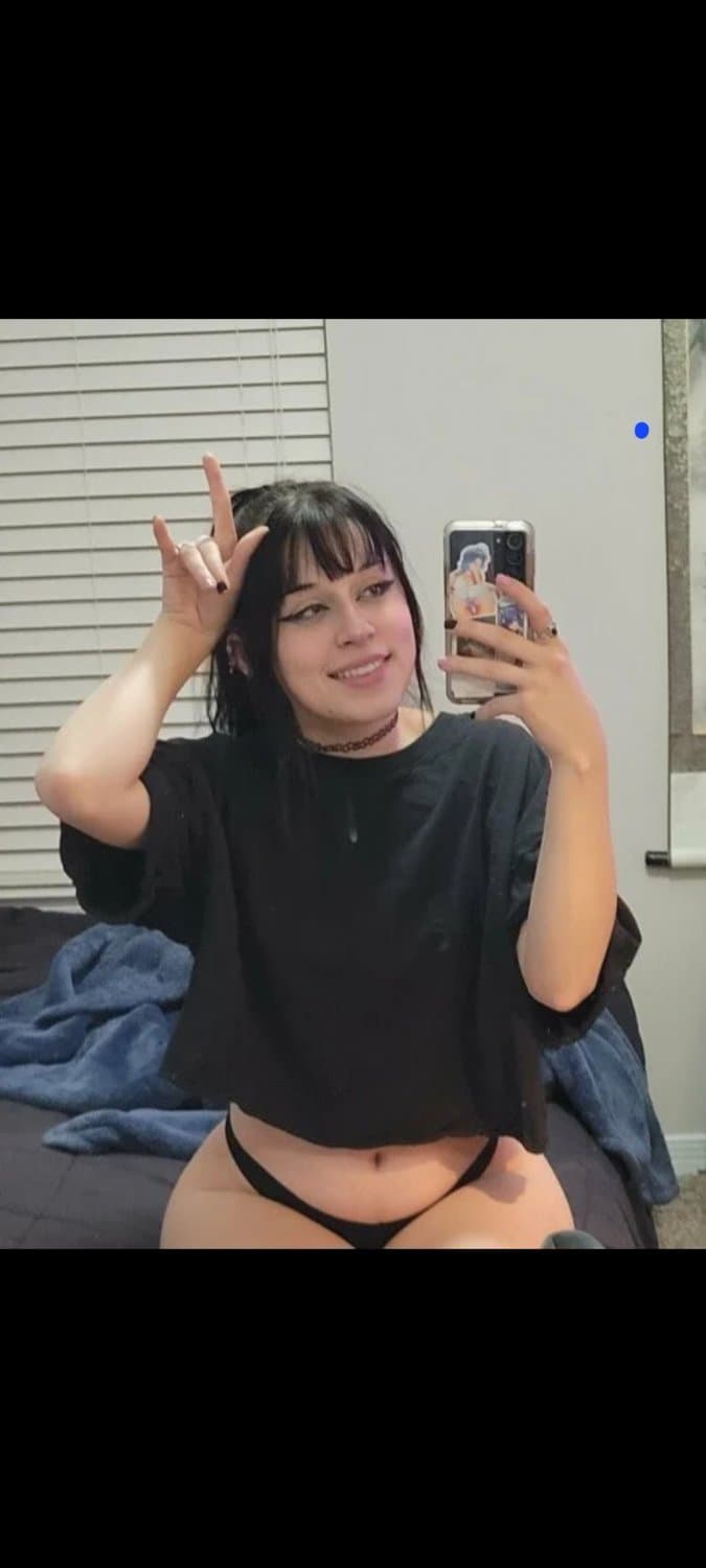 Hot Latina Goth Whore Shows Nice Body On Snap Leak