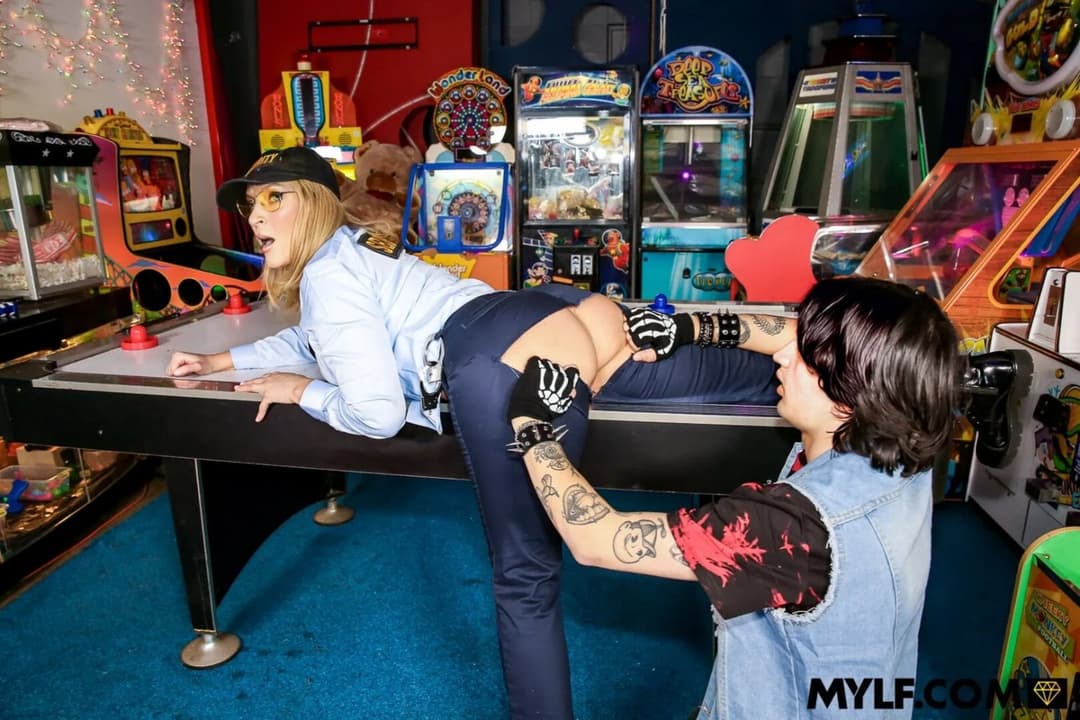 Now imagine if Uma Thurman was your own personal security guard/ fuck slave