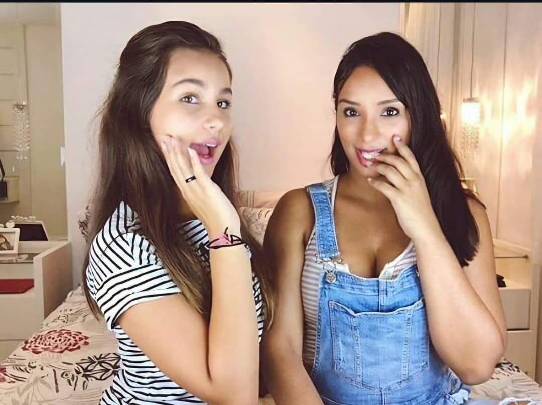 Mala Pink mãe chupando a buceta da filha