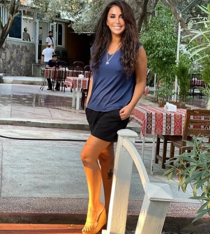 Sexy glamour feet pedicure milf