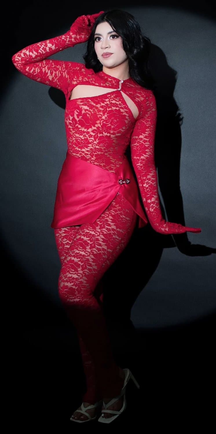 Chaparrita nalgona con algunos fakes