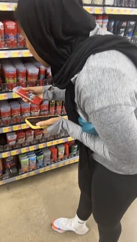 MENINA HIJAB GROSSA EM LEGGINGS LULU CURVADA na minha frente