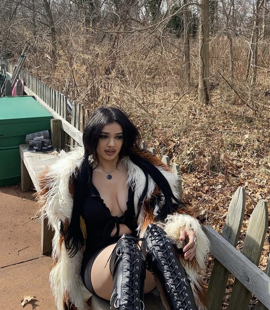 All natural goth baddie flashes fat tits