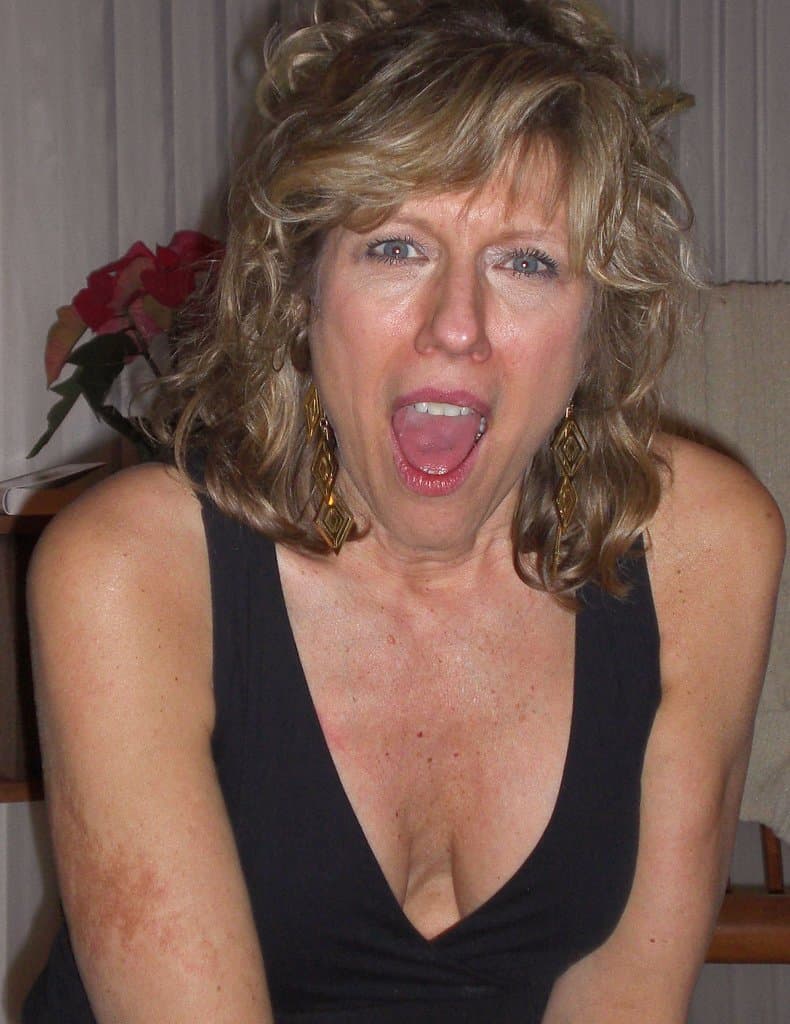 Gorgeous GILF Mary shows off her banging body