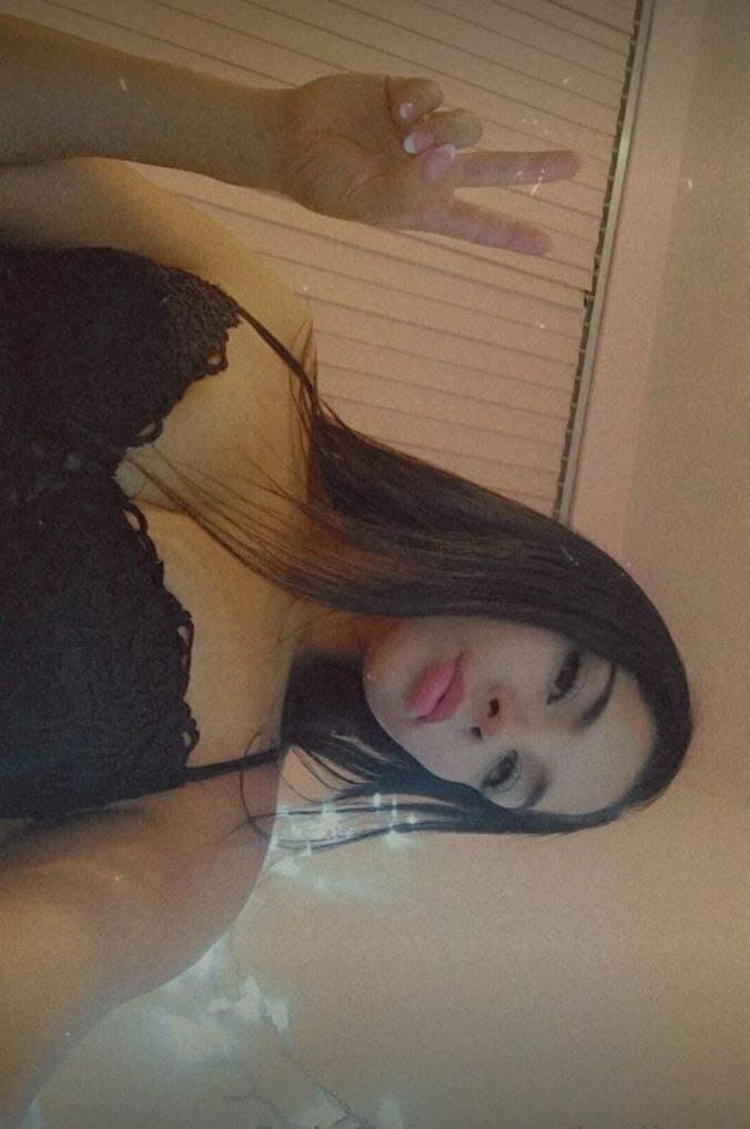 Puta con un culote expuesta