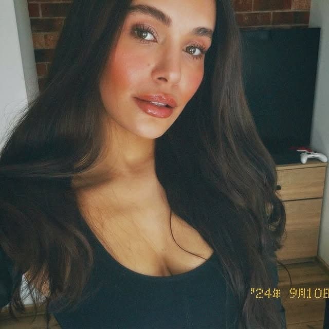 Click to view full size Luxury whore with fuckable mouth and tits